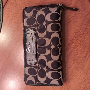 Coach Black and Tan Wallet.  8"x4"x1", full zipper around.